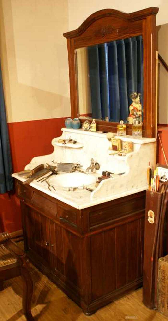 Antiek badkamermeubel met marmeren lavabo