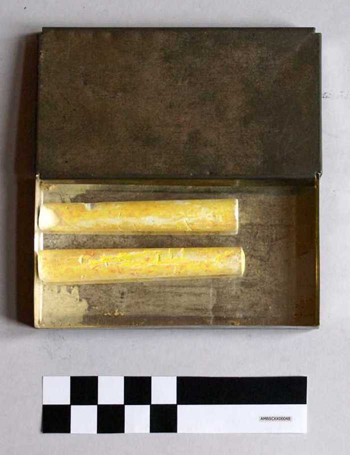 Plat metalen doosje met twee stukje wit krijt