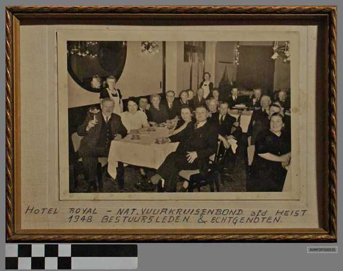 Hotel Royal- Nationale Vuurkruisenbond afd. Heist - 1948 - Bestuursleden en echtgenoten.
