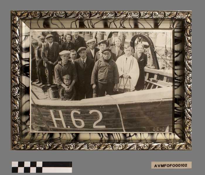 De H62 met mensen aan boord