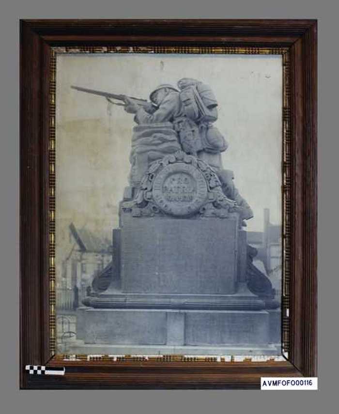 Standbeeld van de gesneuvelde soldaat Heist