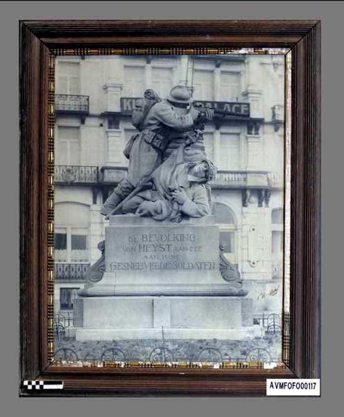 Standbeeld van de gesneuvelde soldaat  Heist