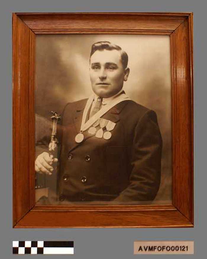 Joseph Vantorre met beker en medaille