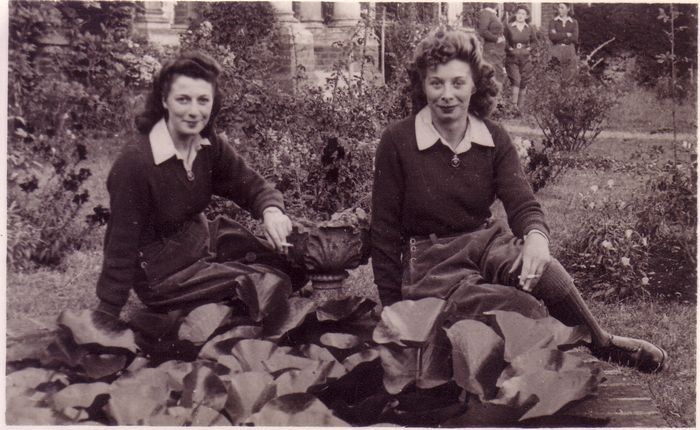 Twee jonge vrouwen in de tuin