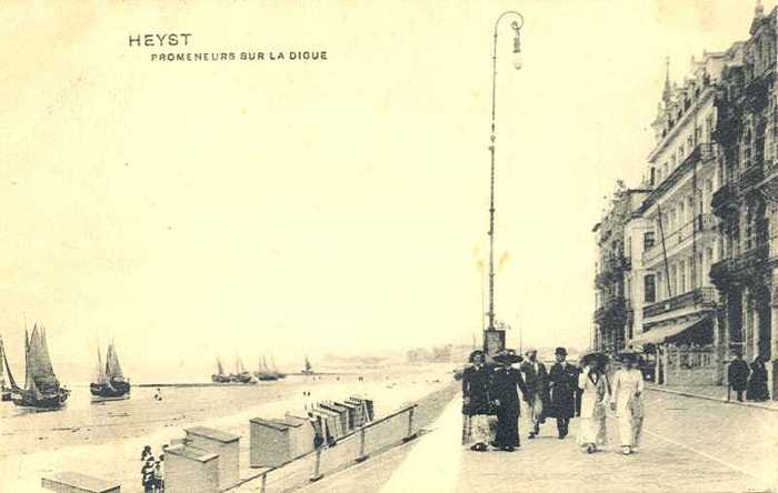 Heyst - Promeneurs sur la Digue