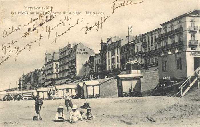 Heyst-sur-Mer - Les Hôtels sur la Digue, partie de la plage - Les cabines