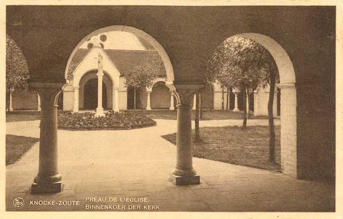 Knocke-Zoute - Binnenkoer der Kerk