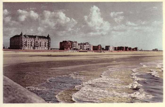 Zeebrugge - De Zeedijk vanaf de Havenmuur.