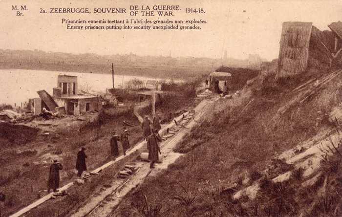 Zeebrugge - Souvenir de la guerre 1914-1918 - 2a - Prisonniers ennemis mettant é  l'abri des grenades non explosées