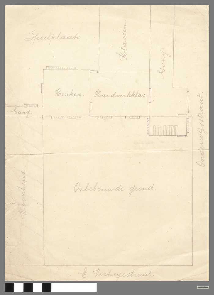 Grondplan: School Onderwijsstraat - Speelplaats, klassen, keuken, handwerkklas en onbebouwde grond