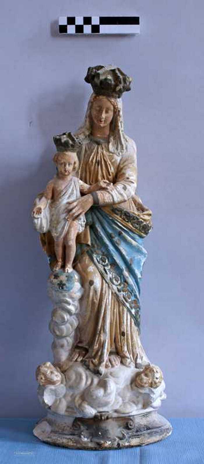 Maria met kind Jezus op wereldbol