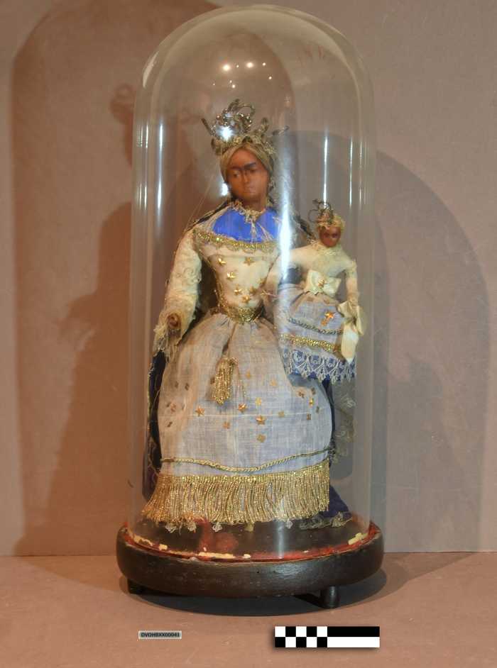 Mariabeeld onder glazen stolp