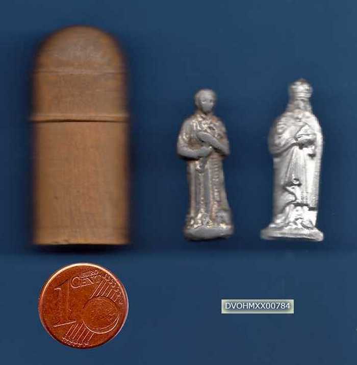Geluksbrenger: Houten cilinder met twee heiligenbeeldjes