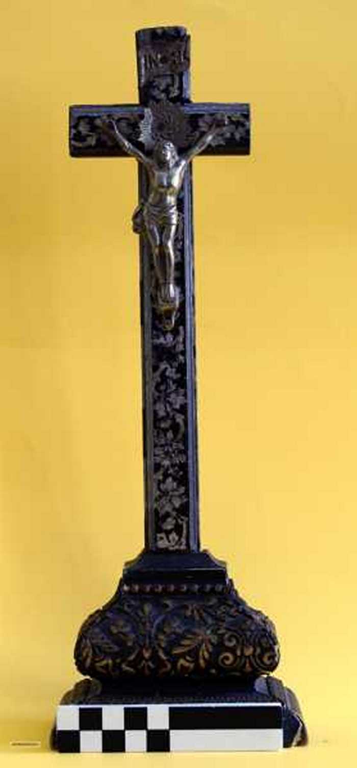 Staand versierd kruisbeeld