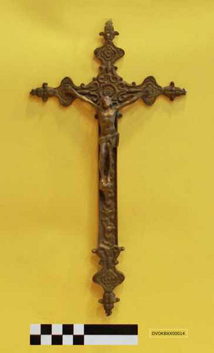 Plat bronzen kruisbeeld in reliëf