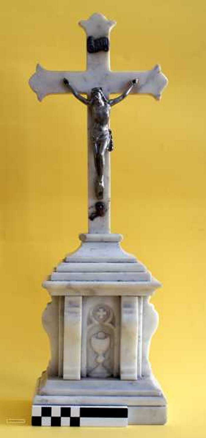 IJzeren beeld van Christus op een wit marmeren kruis en marmeren sokkel