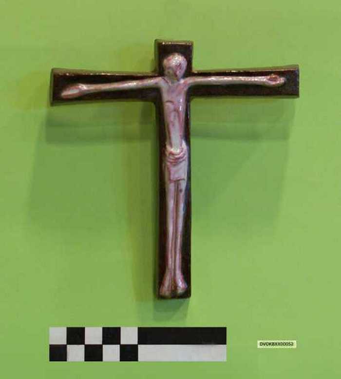 Kruisbeeld in aardewerk