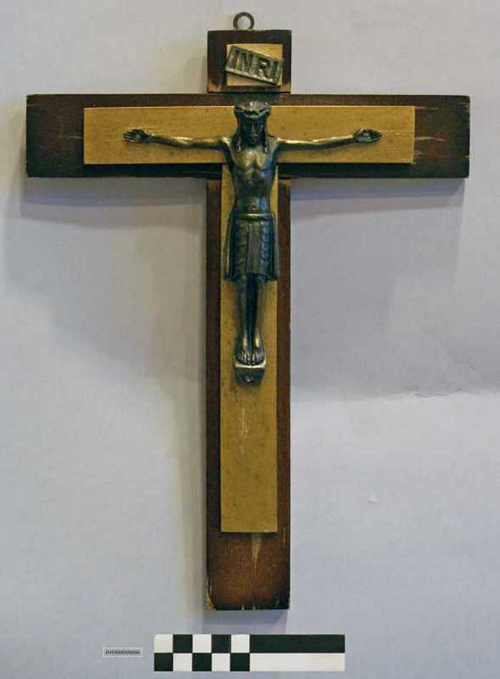 Houten kruis met koperen Christusfiguur