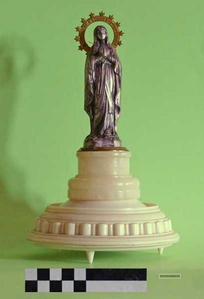 Mariabeeld op witte sokkel. `Souvenir de Lourdes.