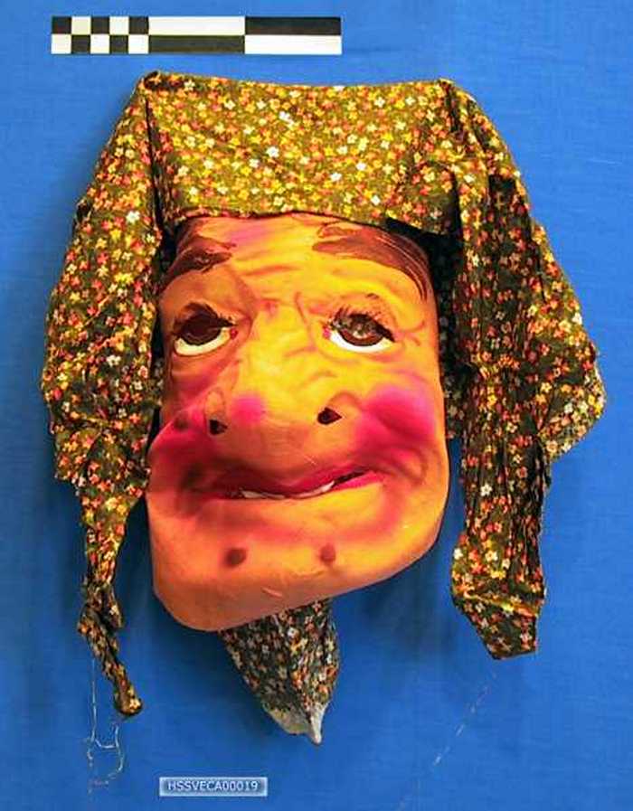 Carnavalmasker oude vrouw met puisten.