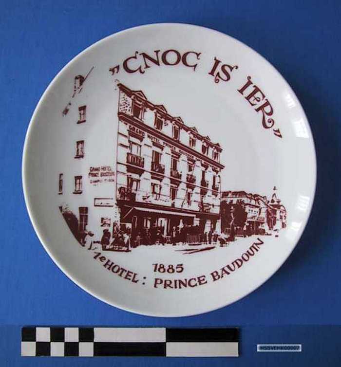 Sierbord in keramiek met afbeelding `1e Hotel : Prince Baudouin - 1885' - `Cnoc is ier'