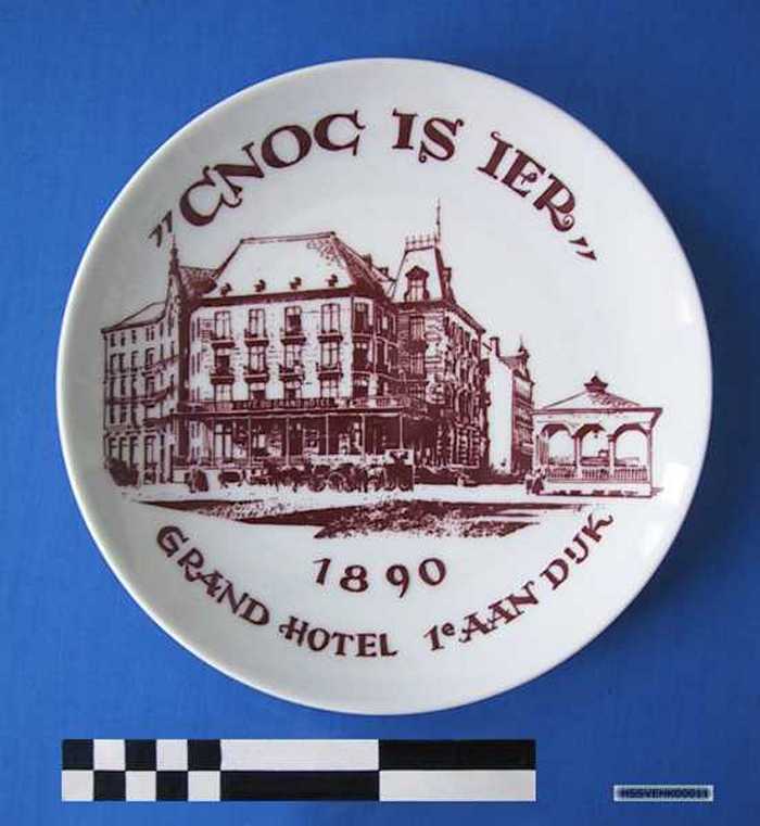 Sierbord in keramiek met afbeelding `Grand Hotel - 1e aan dijk - 1890 - `Cnoc is ier