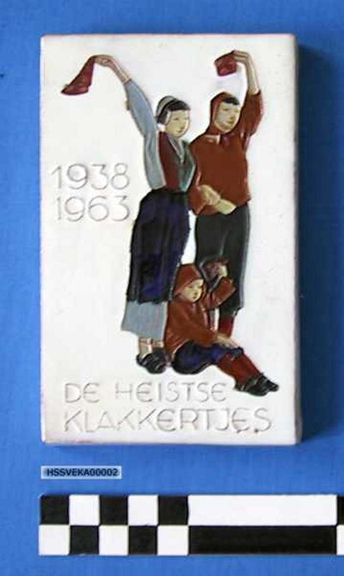 Siertegel in keramiek `De Heistse Klakkertjes - `1938-1963