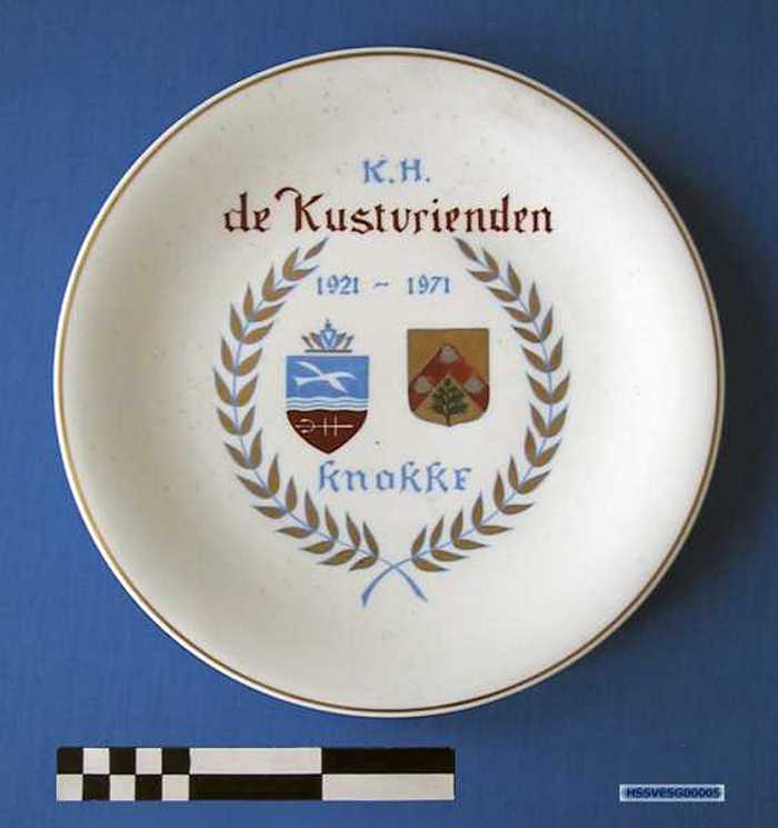 Sierbord in keramiek met gouden rand van de K.H. De Kustvrienden Knokke - 1921-1971