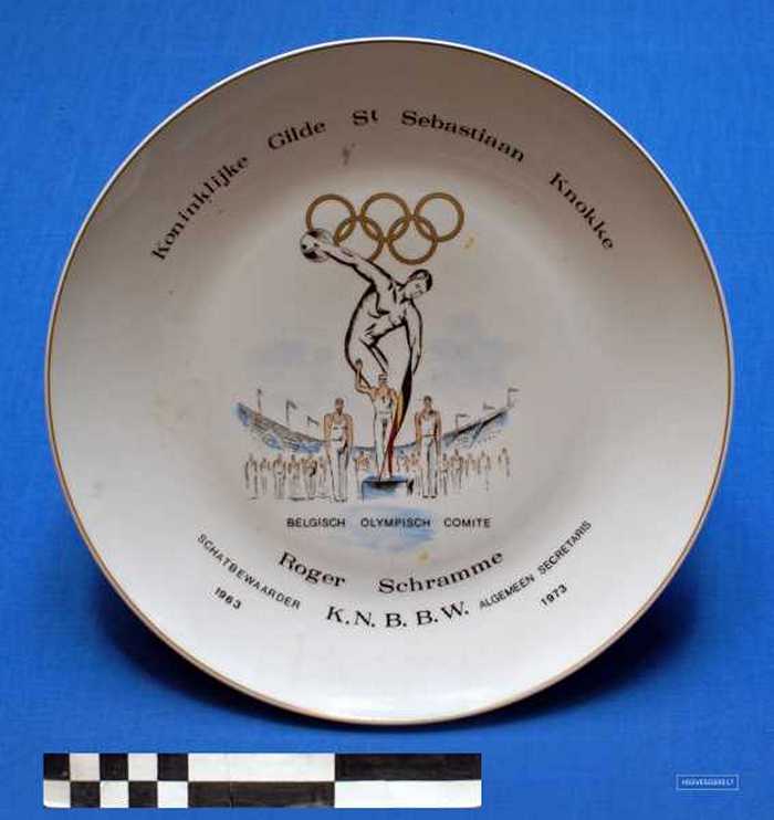 Sierbord in keramiek met gouden rand Koninklijke Gilde St. Sebastiaan Knokke - Belgische Olympisch Comite - Roger Schramme - 1963-1973