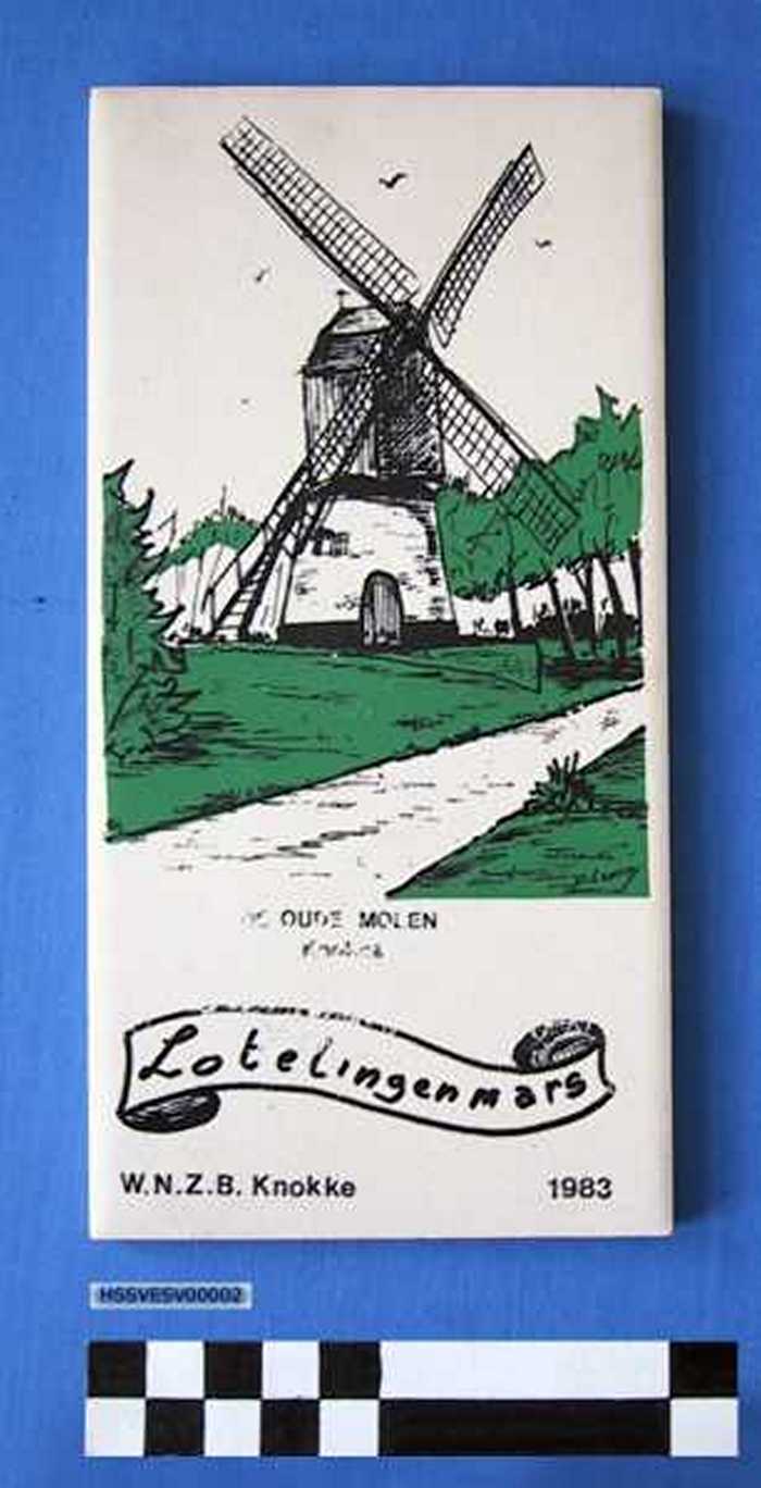 Siertegel in keramiek met afbeelding van de Oude molen Knokke - uitgegeven bij de Lotelingenmars 1983