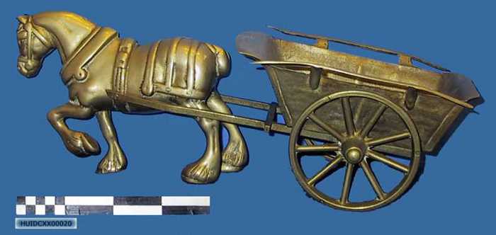 Bronzen trekpaard met boerenkar