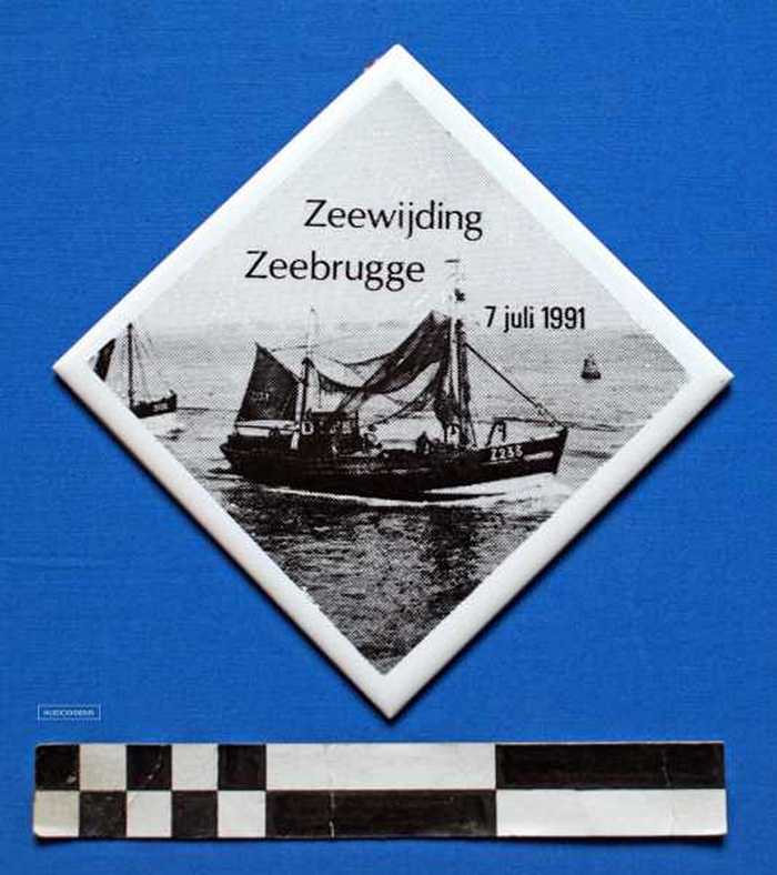 Siertegel in wit keramiek Zeewijding Zeebrugge - 07 juli 1991