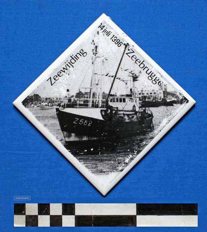 Siertegel in wit keramiek Zeewijding Zeebrugge - 14 juli 1996