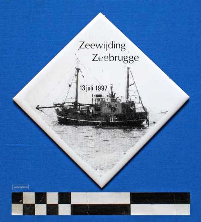 Siertegel in wit keramiek Zeewijding Zeebrugge - 13 juli 1997