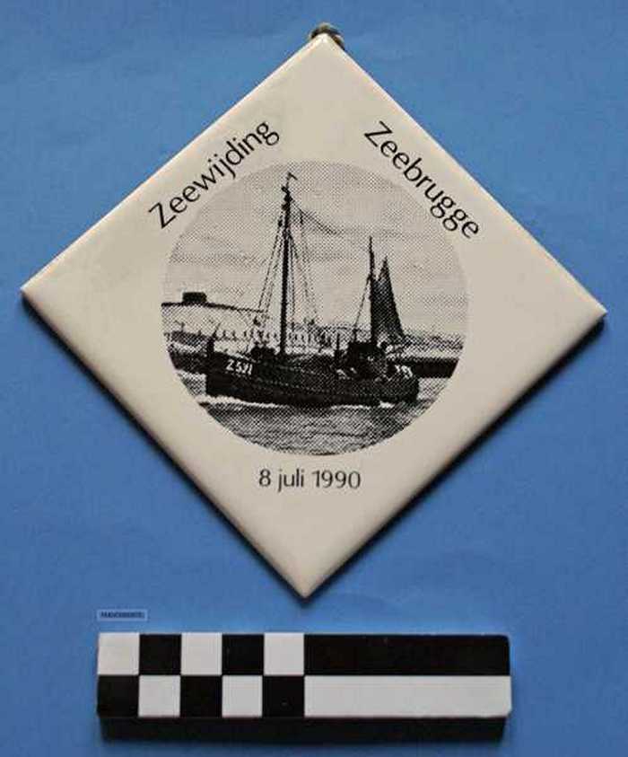 Siertegel in wit keramiek Zeewijding Zeebrugge - 8 juli 1990.