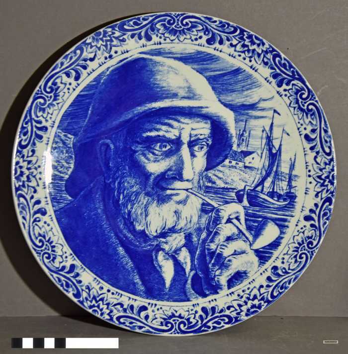 Decoratief bord met Delfts blauw: Visser met pijp