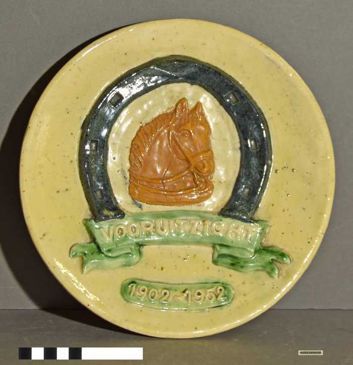 Bord in aardewerk - 'Vooruitzicht' - 1902-1952