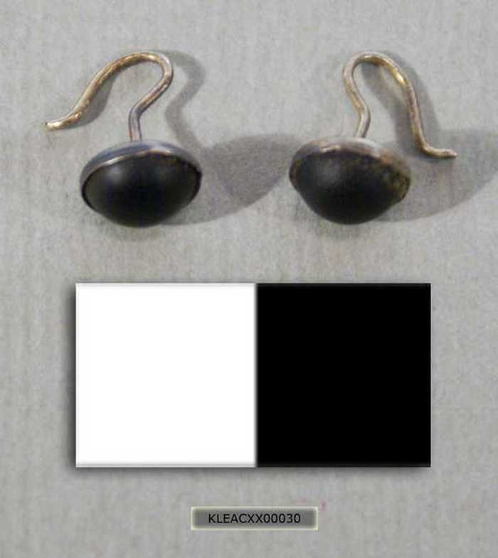 Set oorbellen met halve zwarte parel