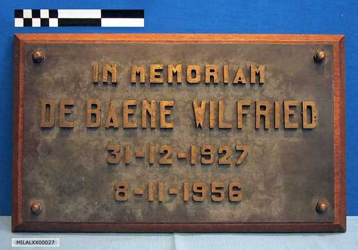 Gedenkplaat `IN MEMORIAM DE BAENE WILFRIED 31-12-1927.- 8-11-1956