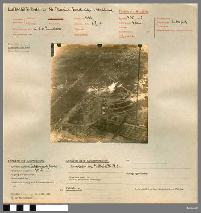 Einnebeln der Batterie K.W. II (Knokke-West II) (Duitse militaire luchtfoto-opname)