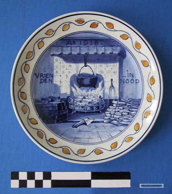 Sierbord in keramiek met afbeelding haardvuur, `VRIENDEN IN NOOD - 1918