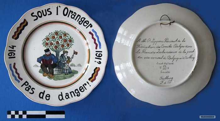 Sierbord in keramiek met afbeelding sinaasappelboom, boer, Belgische en Nederlandse vlag, `SOUS LORANGER PAS DE DANGER - 1914-191?