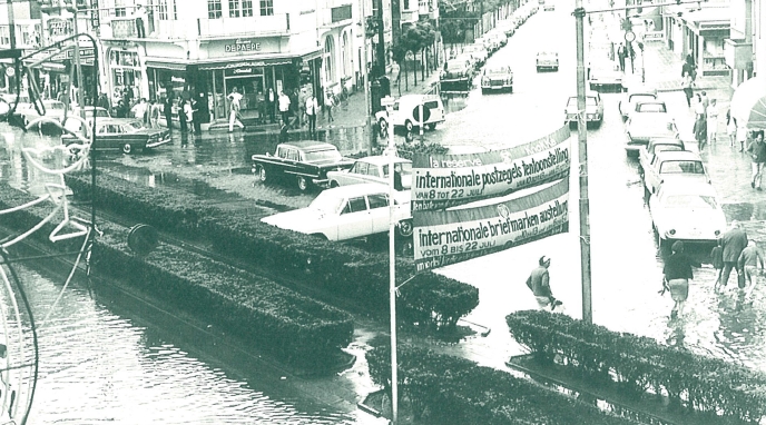 1966 - Wateroverlast aan het kruispunt van de Dumortierlaan met de Lippenslaan.